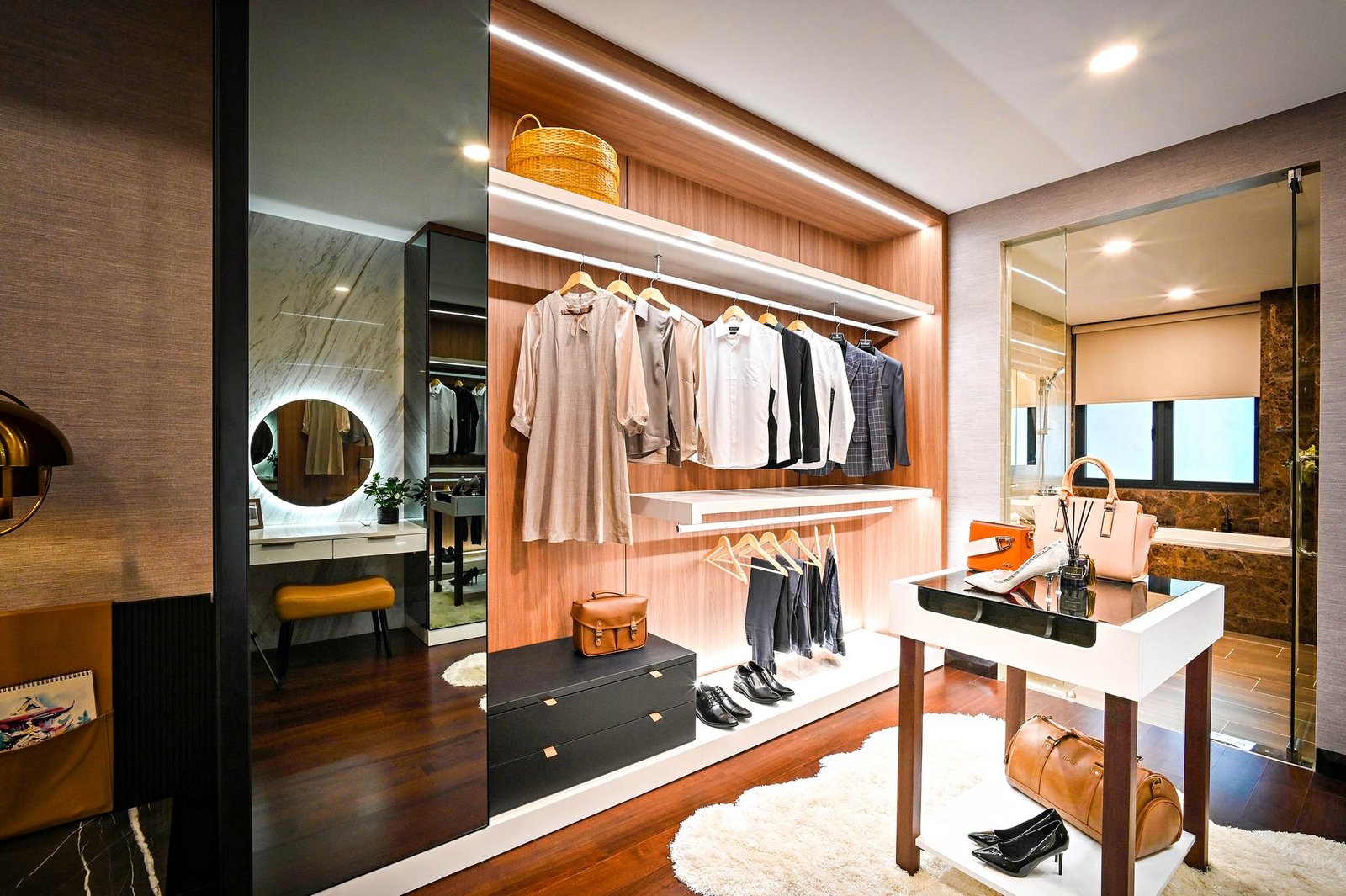 Closet amplo e elegante organizado profissionalmente